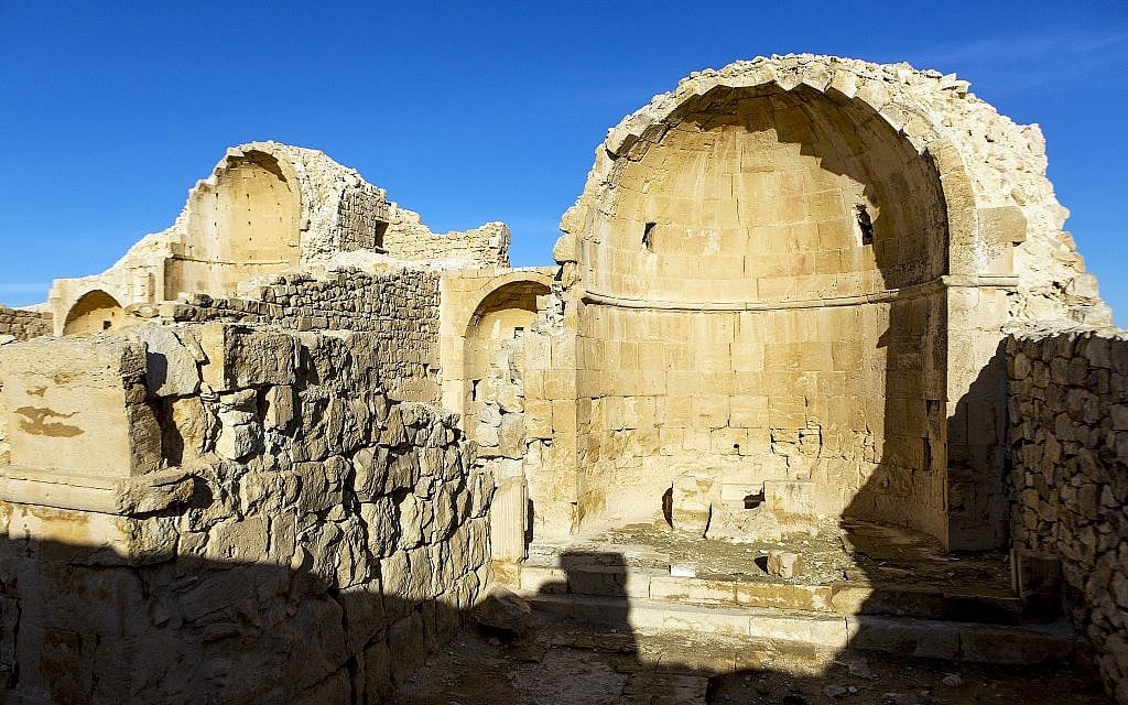 La chapelle de l'église nord de l'époque byzantine à Shivta dans le Néguev. (Crédit : Dror Maayan)
