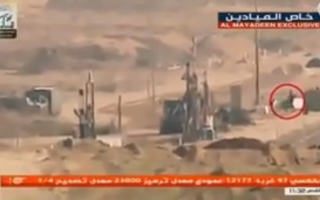 Vidéo d'un attentat à la bombe qui a blessé deux militaires israéliens, diffusée par une télé libanaise, le 17 février 2018 (Crédit : capture d'écran TV connectée au Hezbollah Al-Mayadeen)