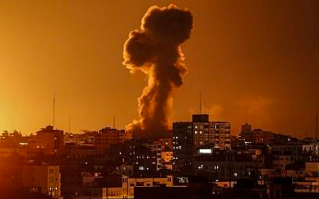 Une photo prise le 12 novembre 2018 montre la fumée s'élevant au-dessus du bâtiment abritant la chaîne de télévision al-Aqsa gérée par le Hamas dans la bande de Gaza lors d'une frappe aérienne israélienne. (Crédit : Mahmud Hams / AFP)