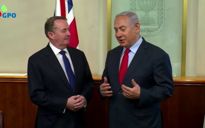 Liam Fox (g) et Benjamin Netanyahu, le 28 novembre 2018, à Jérusalem (Crédit : capture d'écran YouTube)