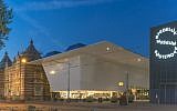 Le Stedelijk Museum Amsterdam, une fondation d'art moderne et d'art contemporain de la ville Amsterdam aux Pays-Bas. (Crédit : John Lewis Marshall/CC BY-SA 4.0)