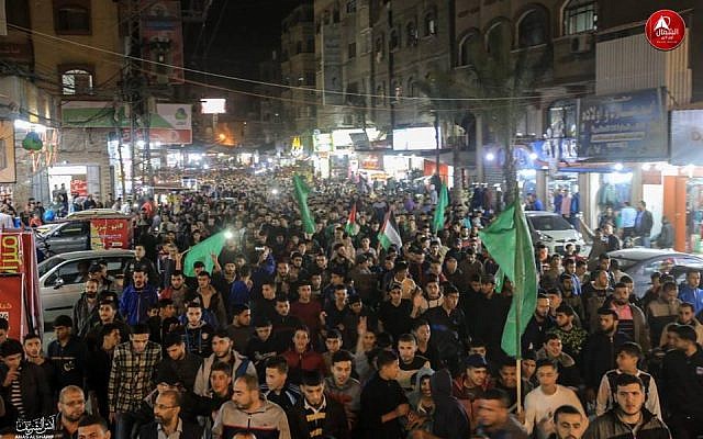 Des membres du Hamas lors d'un défilé à Jabalya à Gaza "en soutien à la résistance", à la suite d'un cessez-le-feu avec Israël après deux jours de violences, le 13 novembre 2018. (Crédit : capture d'écran Twitter) Des membres du Hamas lors d'un défilé à Jabalya à Gaza "en soutien à la résistance", à la suite d'un cessez-le-feu avec Israël après deux jours de violences, le 13 novembre 2018. (Crédit : capture d'écran Twitter)