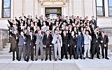 Un groupe d'élèves d'un lycée de Baraboo, dans le Wisconsin (USA), en train de faire le salut nazi sur une photo publiée le 11 novembre 2018. Jason Blue, au fond à droite, n'imite pas ses camarades. (Crédit : capture d'écran Twitter)