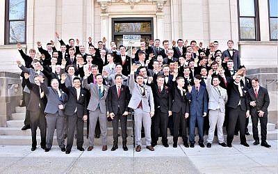 Un groupe d'élèves d'un lycée de Baraboo, dans le Wisconsin (USA), en train de faire le salut nazi sur une photo publiée le 11 novembre 2018. Jason Blue, au fond à droite, n'imite pas ses camarades. (Crédit : capture d'écran Twitter)