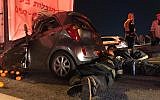 Les secouristes du Magen David Adom essaient de sauver les passagers de la voiture encastrée sous un camion lors de l'accident de voiture sur la route 6, le 20 novembre 2018. (Capture d'écran Twitter)