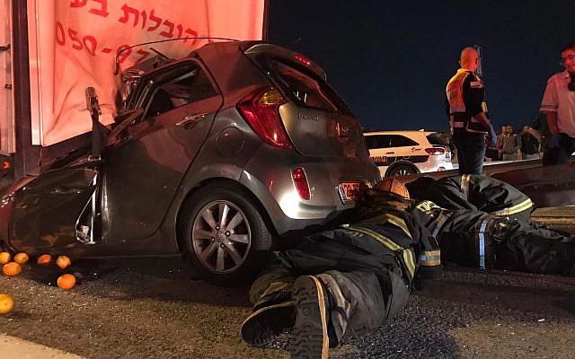 Les secouristes du Magen David Adom essaient de sauver les passagers de la voiture encastrée sous un camion lors de l'accident de voiture sur la route 6, le 20 novembre 2018. (Capture d'écran Twitter) Les secouristes du Magen David Adom essaient de sauver les passagers de la voiture encastrée sous un camion lors de l'accident de voiture sur la route 6, le 20 novembre 2018. (Capture d'écran Twitter)