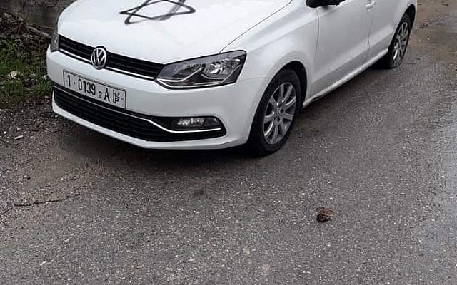 Une voiture palestinienne sur laquelle une étoile de David a été peinte dans la ville d'Urif, dans le nord de la Cisjordanie, le 23 novembre 2018 (Autorisation) Une voiture palestinienne sur laquelle une étoile de David a été peinte dans la ville d'Urif, dans le nord de la Cisjordanie, le 23 novembre 2018 (Autorisation)