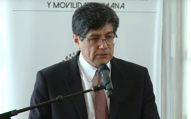 Le ministre équatorien des Affaires étrangères, Jose Valencia, a pris la parole le 9 novembre 2018 dans la capitale Quito, dans le but de rétablir Manuel Antonio Munoz Borrero au service diplomatique du pays. (Crédit : capture d'écran YouTube) Le ministre équatorien des Affaires étrangères, Jose Valencia, a pris la parole le 9 novembre 2018 dans la capitale Quito, dans le but de rétablir Manuel Antonio Munoz Borrero au service diplomatique du pays. (Crédit : capture d'écran YouTube)