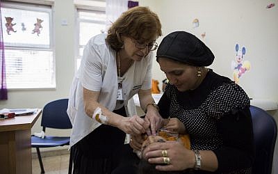 Un enfant se faisant vacciner dans un centre Tipat Halav, à Jérusalem, le 18 août 2013. (Crédit : Yonatan Sindel/Flash90)