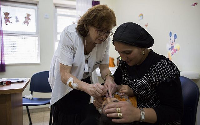 Un enfant se faisant vacciner dans un centre Tipat Halav, à Jérusalem, le 18 août 2013. (Crédit : Yonatan Sindel/Flash90) Un enfant se faisant vacciner dans un centre Tipat Halav, à Jérusalem, le 18 août 2013. (Crédit : Yonatan Sindel/Flash90)