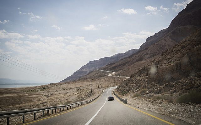 La Route 90 le long de la mer Morte, le 30 septembre 2014. (Crédit : Hadas Parush/Flash90)