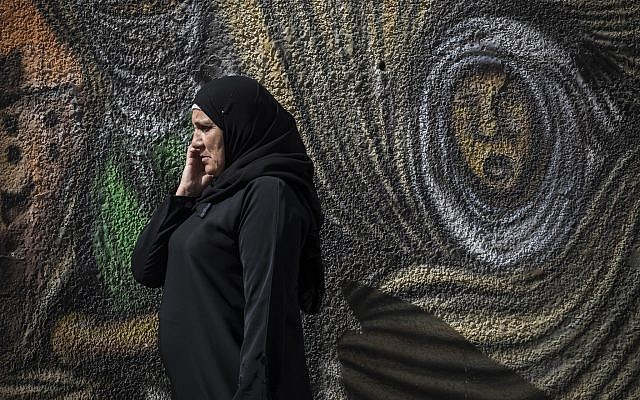Une Palestinienne au téléphone à Ramallah,le 28 octobre 2014. (Crédit : Hadas Parush/Flash90) Une Palestinienne au téléphone à Ramallah,le 28 octobre 2014. (Crédit : Hadas Parush/Flash90)