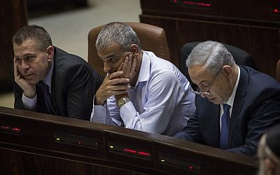 Da gauche à droite : Gilad Erdan, Moshe Kahlon et Benjamin Netanyahu à la Knesset, le 18 novembre 2015 (Crédit : Hadas Parush/Flash90)