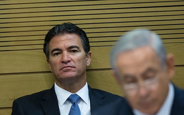 Yossi Cohen, alors conseiller à la sécurité nationale, assis derrière le Premier ministre Benjamin Netanyahu lors d'une réunion de la commission au Parlement israélien, le 8 décembre 2015. (Crédit : Yonatan Sindel/Flash90) Yossi Cohen, alors conseiller à la sécurité nationale, assis derrière le Premier ministre Benjamin Netanyahu lors d'une réunion de la commission au Parlement israélien, le 8 décembre 2015. (Crédit : Yonatan Sindel/Flash90)
