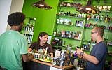 Fournitures pour fumeurs de marijuana à usage médical dans un magasin adjacent au centre "Tikkoun Olam" à Tel Aviv, le 10 avril 2016. Tikkoun Olam Ltd. est le plus grand fournisseur de cannabis médical en Israël, opérant sous licence du ministère israélien de la Santé depuis 2007. (Hadas Parush/Flash90)