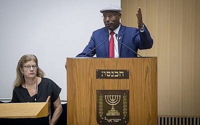 Le président de la commission de la Knesset chargée de l'immigration, de l'absorption et de la diaspora, Avraham Neguise, prend la parole lors d'un événement à la Knesset à Jérusalem, le 24 octobre 2017 (Crédit : Yonatan Sindel / Flash90). Le président de la commission de la Knesset chargée de l'immigration, de l'absorption et de la diaspora, Avraham Neguise, prend la parole lors d'un événement à la Knesset à Jérusalem, le 24 octobre 2017 (Crédit : Yonatan Sindel / Flash90).