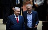 Le Premier ministre Benjamin Netanyahu et le ministre des Finances, Moshe Kahlon, à la Knesset le 13 mars 2018. (Crédit : Hadas Parush / Flash90)