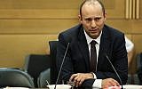 La ministre de l'Education, Naftali Bennett, à la cérémonie d'adieu d'Isaac Herzog à la Knesset, à Jérusalem, le 18 juillet 2018 (Crédit : Yonatan Sindel / Flash90)