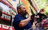 L'ancien Premier ministre Ehud Barak assiste au lancement du mouvement Mehazkim à Tel Aviv le 24 août 2018. (Crédit : Tomer Neuberg / Flash90)