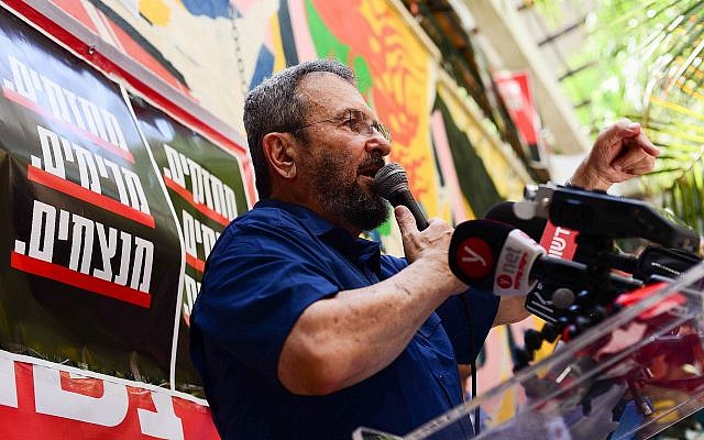 L'ancien Premier ministre Ehud Barak assiste au lancement du mouvement Mehazkim à Tel Aviv le 24 août 2018. (Crédit : Tomer Neuberg / Flash90) L'ancien Premier ministre Ehud Barak assiste au lancement du mouvement Mehazkim à Tel Aviv le 24 août 2018. (Crédit : Tomer Neuberg / Flash90)
