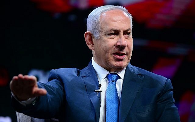 Le Premier ministre Benjamin Netanyahu lors de l'Assemblée générale des fédérations juives à Tel Aviv, le 24 octobre 2018 (Crédit : Tomer Neuberg/Flash90)