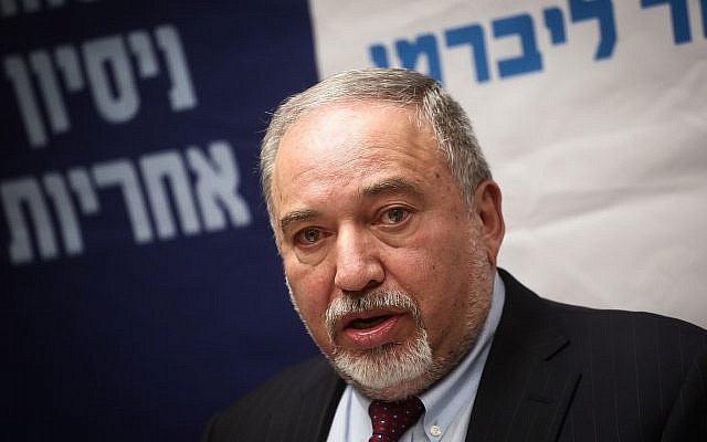 Le ministre de la Défense Avigdor Liberman dirige une réunion de faction de son parti Yisrael Beytenu à la Knesset, le 29 octobre 2018. (Miriam Alster/Flash90) Le ministre de la Défense Avigdor Liberman dirige une réunion de faction de son parti Yisrael Beytenu à la Knesset, le 29 octobre 2018. (Miriam Alster/Flash90)