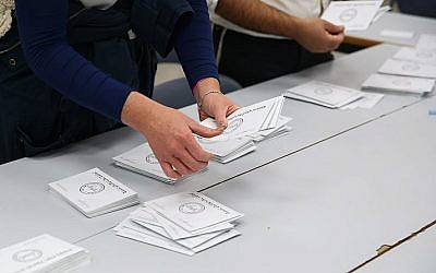 Illustration : Le décompte des votes lors des élections municipales, le 30 octobre 2018. (Crédit : David Cohen/Flash90)