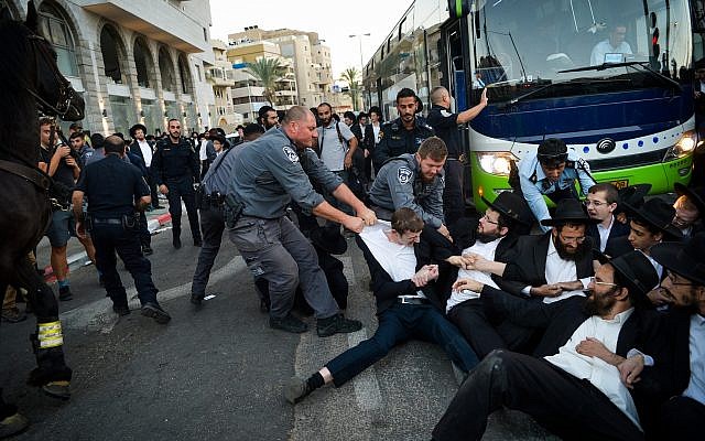 Un affrontement entre la police et des manifestants ultra-orthodoxes dans la ville de Bnei Brak, le 1er novembre 2018. (Yehuda Haim/Flash90) Un affrontement entre la police et des manifestants ultra-orthodoxes dans la ville de Bnei Brak, le 1er novembre 2018. (Yehuda Haim/Flash90)