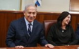 Le Premier ministre Benjamin Netanyahu, à gauche, et la ministre de la Culture   Miri Regev rencontrent les médaillés israéliens d'un tournoi de judo disputé à Abou Dhabi au bureau du Premier ministre de Jérusalem, le 8 novembre 2018 (Crédit : Alex Kolomoisky/Yedioth Ahronoth/Pool)/Flash90)