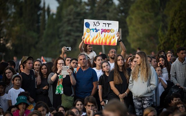 De jeunes Israéliens manifestent devant la Knesset pour réclamer une solution aux tirs de cerfs-volants et de roquettes qui se poursuivent depuis la bande de Gaza vers les villes et villages israéliens, après avoir marché du sud vers Jérusalem, le 8 novembre 2018. (Crédit : Yonatan Sindel/Flash90) De jeunes Israéliens manifestent devant la Knesset pour réclamer une solution aux tirs de cerfs-volants et de roquettes qui se poursuivent depuis la bande de Gaza vers les villes et villages israéliens, après avoir marché du sud vers Jérusalem, le 8 novembre 2018. (Crédit : Yonatan Sindel/Flash90)