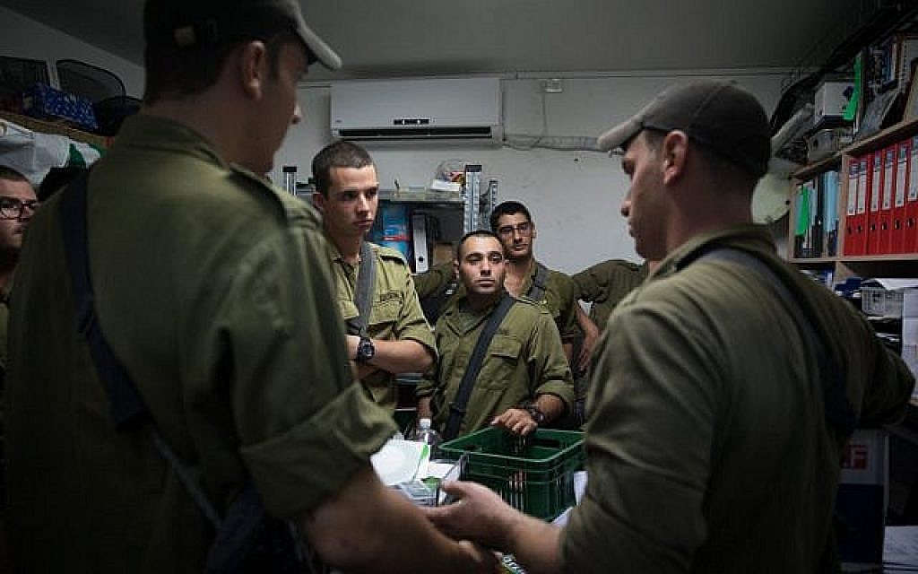 Des soldats israéliens se tiennent dans un abri anti-bombes pendant que la sirène avertit que des roquettes auraient été tirées de Gaza sur Israël à Kfar Aza le 12 novembre 2018. (Hadas Parush / Flash90)