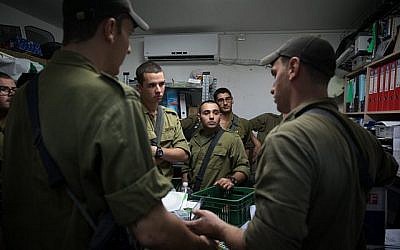 Des soldats israéliens se tiennent dans un abri anti-bombes pendant que la sirène avertit que des roquettes auraient été tirées de Gaza sur Israël à Kfar Aza le 12 novembre 2018. (Hadas Parush / Flash90)