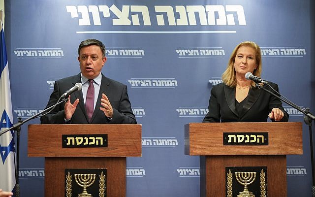 La cheffe de l'opposition Tzipi Livni, à droite, et le président de l'Union sioniste Avi Gabbay, durant une conférence de presse conjointe à la Knesset, après la démission du ministre de la Défense Avigdor Liberman, le 14 novembre 2018. (Crédit : Noam Rivkin Fenton/Flash90)