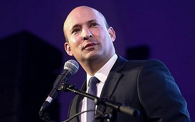 La ministre de l'Éducation, Naftali Bennett, prend la parole lors d'une conférence sur l'éducation à Ramat Gan, le 15 novembre 2018. (Crédit : Miriam Alster / Flash90)