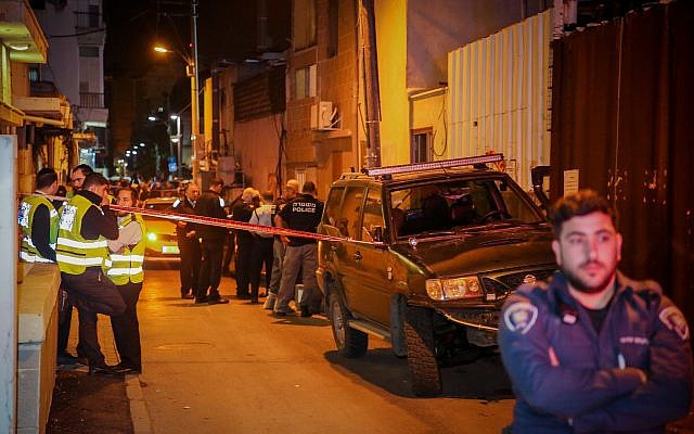 Police et personnel médical sur les lieux où une fillette de 12 ans a été retrouvée morte dans le sud de Tel Aviv, le 26 novembre 2018. (Flash90) Police et personnel médical sur les lieux où une fillette de 12 ans a été retrouvée morte dans le sud de Tel Aviv, le 26 novembre 2018. (Flash90)