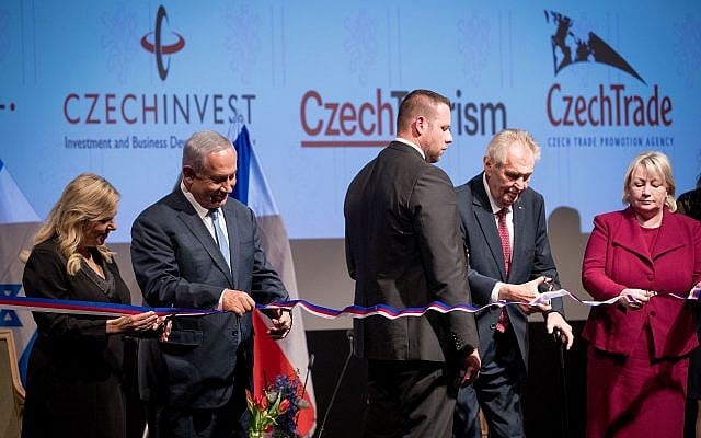 Le Premier ministre Benjamin Netanyahu, son épouse Sara et le président tchèque Miloš Zeman à la cérémonie d'ouverture de la Maison tchèque à Jérusalem, le 27 novembre 2018. (Crédit : Yonatan Sindel/Flash90)