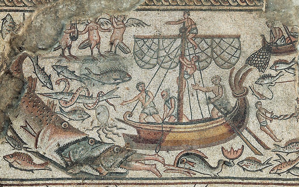 Une mosaïque représentant le prophète Jonas avalé par une baleine, dans la synagogue de Huqoq. (Crédit : Jim Haberman)