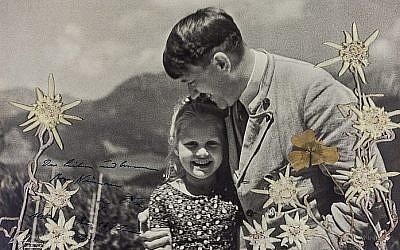 Une photo d’Adolf Hitler avec Rosa Bernile Nienau une fillette juive,au Berghof, dans les alpes bavaroises, le 20 avril 1932. (Crédit : Alexander Historical Auctions)
