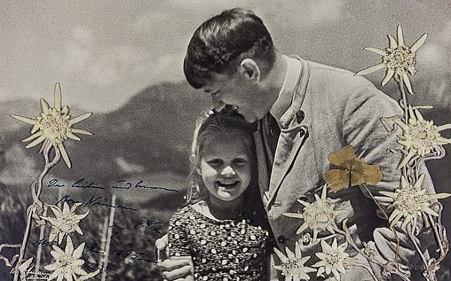 Une photo d’Adolf Hitler avec Rosa Bernile Nienau une fillette juive,au Berghof, dans les alpes bavaroises, le 20 avril 1932. (Crédit : Alexander Historical Auctions)