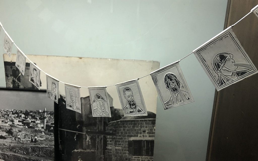 La bannière de Kobi Roth lors de la Semaine de l'Illustration 2018 (Crédit : Jessica Steinberg/Times of Israel)