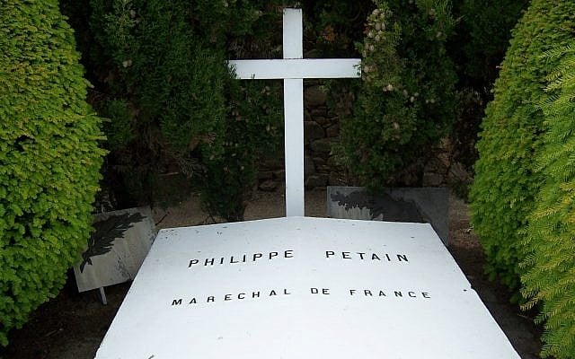 La tombe du maréchal Pétain à l’île d'Yeu (Crédit: Mathardy/Wikimedia Comons)