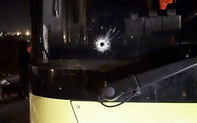 Un impact de balle est visible sur le pare-brise d'un autobus qui a été la cible de tirs sur la route 466 en Cisjordanie, près de l'implantation de Beit El, le 7 novembre 2018. (Beit El sécurité)