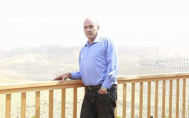 Avi Arieli chez lui, dans l'implantation de Kfar Adumim, le 21 octobre 2018. (Jacob Magid/Times of Israel)