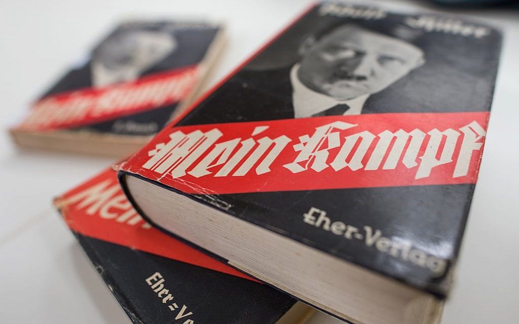 Illustration : Une édition allemande de "Mein Kampf" (Mon combat) d'Adolf Hitler exposée à l'Institut d'histoire contemporaine de Munich, le 11 décembre 2015. (Crédit :Matthias Balk/DPA via AP, Archives) Illustration : Une édition allemande de "Mein Kampf" (Mon combat) d'Adolf Hitler exposée à l'Institut d'histoire contemporaine de Munich, le 11 décembre 2015. (Crédit :Matthias Balk/DPA via AP, Archives)