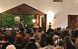 Le rabbin Jonathan Perlman (à gauche) de la synagogue conservatrice de la congrégation New Light à Pittsburgh aux funérailles de son fidèle Melvin Wax, 31 octobre 2018. (Crédit : Amanda Borschel-Dan / Times of Israel)