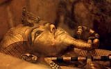 Photo d'illustration : Le sarcophage du célèbre roi égyptien Toutankhamon tel qu'il est présenté dans la vallée des Rois de Louxor, le 1er avril 2016 (Crédit : AP Photo/Amr Nabil)