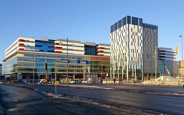 Le nouvel hôpital universitaire Karolinska Solna en construction au mois de décembre 2016 (Crédit : Wikipedia / Holger Ellgaard / CC BY-SA)