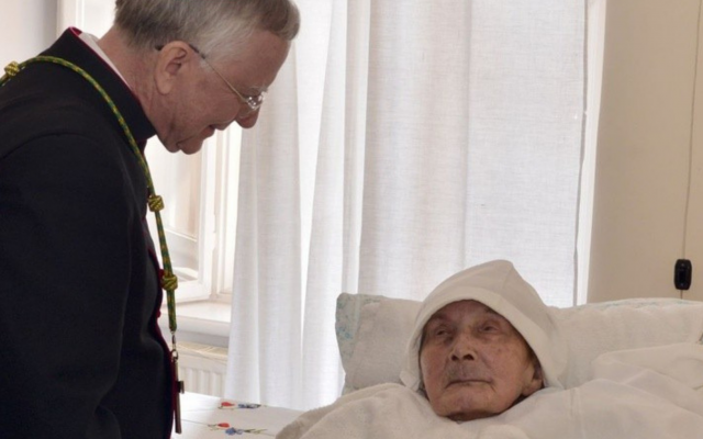 Cecylia Maria Roszak, à droite, une Juste parmi les Nations.. Elle avait sauvé des juifs en Lituanie pendant la Shoah. Photo prise en mai 2018, à Cracovie. (Crédit : Piotr Jantos/Archidiocèse de Cracovie) Cecylia Maria Roszak, à droite, une Juste parmi les Nations.. Elle avait sauvé des juifs en Lituanie pendant la Shoah. Photo prise en mai 2018, à Cracovie. (Crédit : Piotr Jantos/Archidiocèse de Cracovie)