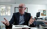 Jamie McGoldrick, coordinateur spécial adjoint des Nations unies pour le processus de paix au Moyen-Orient, à son bureau de Jérusalem, le 31 octobre 2018. (Crédit : Raphael Ahren / Times of Israel)