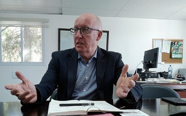 Jamie McGoldrick, coordinateur spécial adjoint des Nations unies pour le processus de paix au Moyen-Orient, à son bureau de Jérusalem, le 31 octobre 2018. (Crédit : Raphael Ahren / Times of Israel) Jamie McGoldrick, coordinateur spécial adjoint des Nations unies pour le processus de paix au Moyen-Orient, à son bureau de Jérusalem, le 31 octobre 2018. (Crédit : Raphael Ahren / Times of Israel)